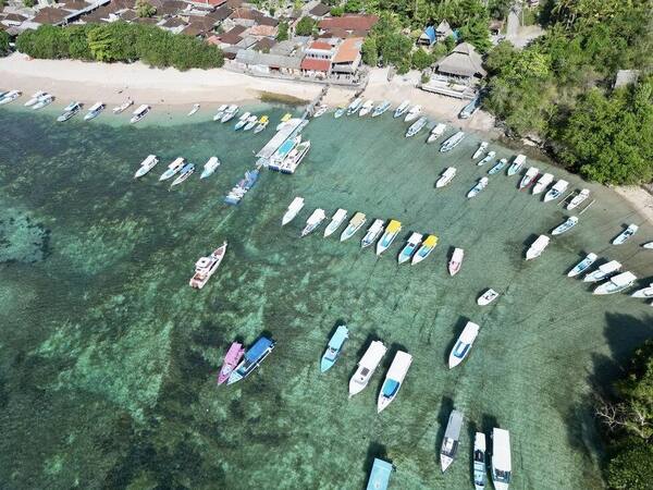 Pantai Toyapakeh, Nusa Penida: Jukung Warna-warni, Kampung Muslim, dan Toyapakeh Wall