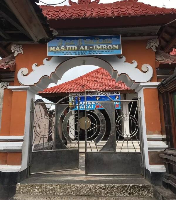 Pantai Toyapakeh, Nusa Penida: Jukung Warna-warni, Kampung Muslim, dan Toyapakeh Wall