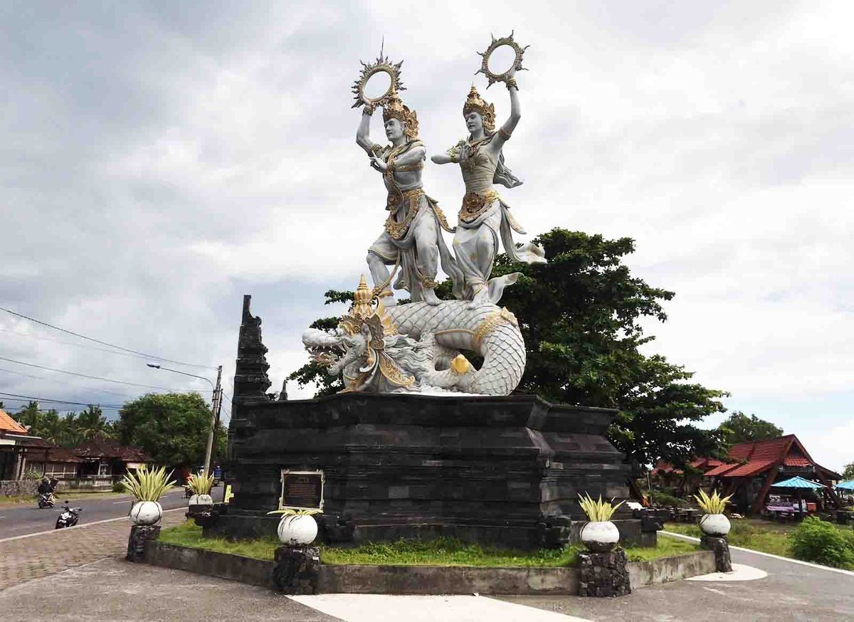 Wates Yeh Malet Beach: The Surya Candra Statue at Karangasem's Gate