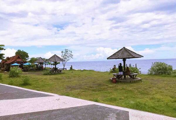 Pantai Wates Yeh Malet: Patung Surya Candra di Gerbang Karangasem