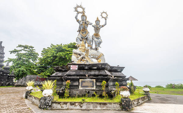 Pantai Wates Yeh Malet: Patung Surya Candra di Gerbang Karangasem