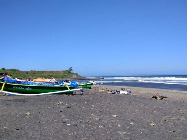 Pantai Yeh Gangga, Tabanan: Pasir Hitam Sepi dengan Karang Ikonik