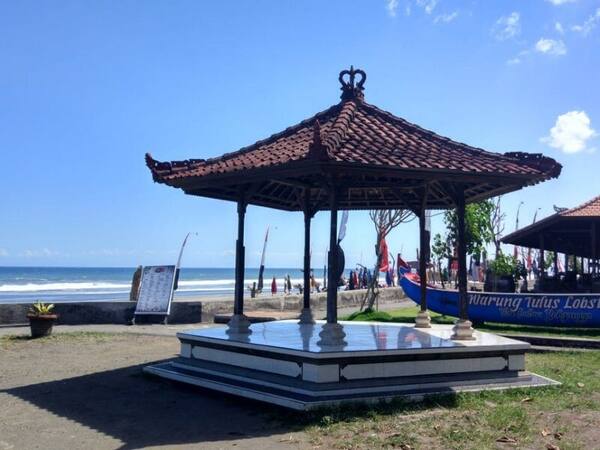 Pantai Yeh Gangga, Tabanan: Pasir Hitam Sepi dengan Karang Ikonik