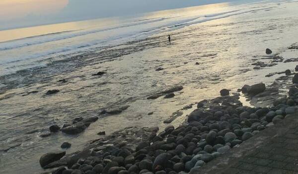 Pantai Yeh Leh, Jembrana: Rest Stop Batu Hitam Paling Ikonik di Jalur Denpasar–Gilimanuk