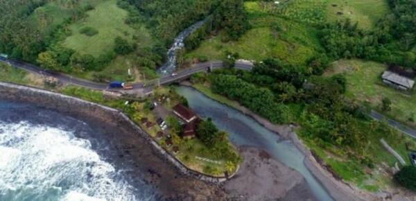 Pantai Yeh Leh, Jembrana: Rest Stop Batu Hitam Paling Ikonik di Jalur Denpasar–Gilimanuk