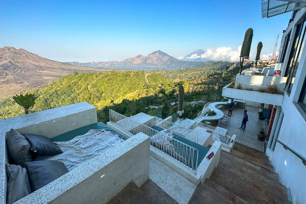 Paperhills Kintamani: Kafe & Pool Club Berundak di Bibir Kaldera Batur untuk Sarapan Sunrise