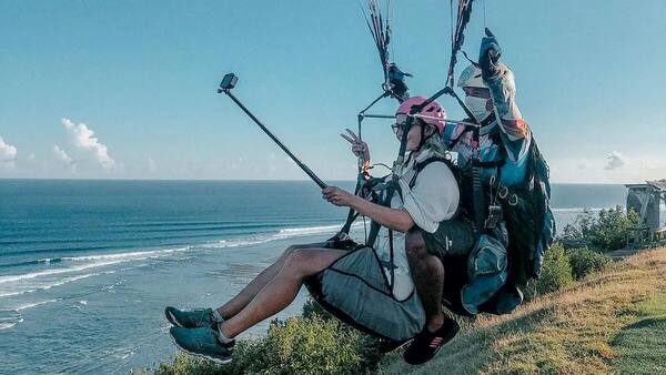 Paragliding di Pantai Timbis: Terbang Tandem di Atas Tebing Bali Selatan