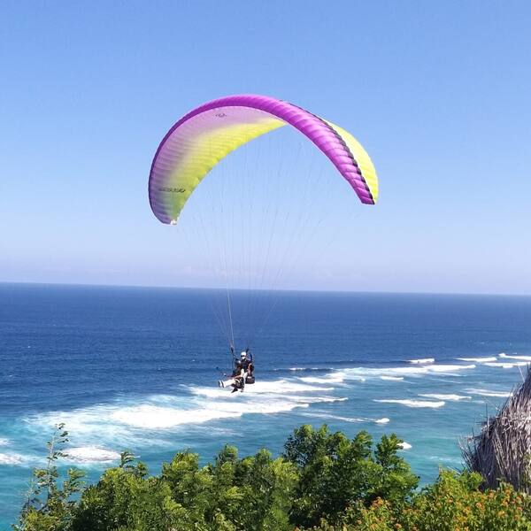 Paragliding di Pantai Timbis: Terbang Tandem di Atas Tebing Bali Selatan