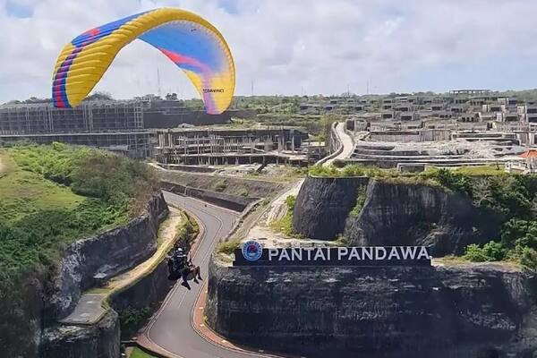 Paragliding di Pantai Timbis: Terbang Tandem di Atas Tebing Bali Selatan