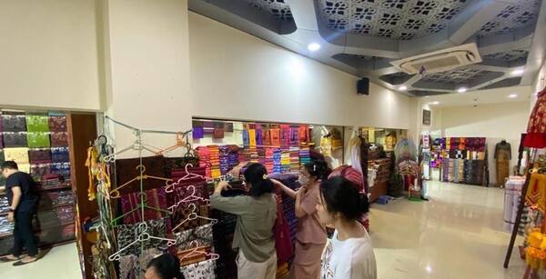 克隆孔沙马拉普拉市场：在克塔戈萨旁选购 Endek 与 Songket 织锦