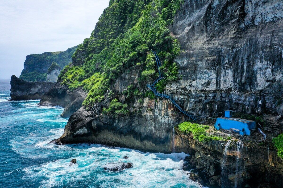 Peguyangan Waterfall (Blue Stairs) Nusa Penida: Steep Cliff Staircase to Spring Pools & a Temple (Sarong Required, Parking ~Rp5–10k)
