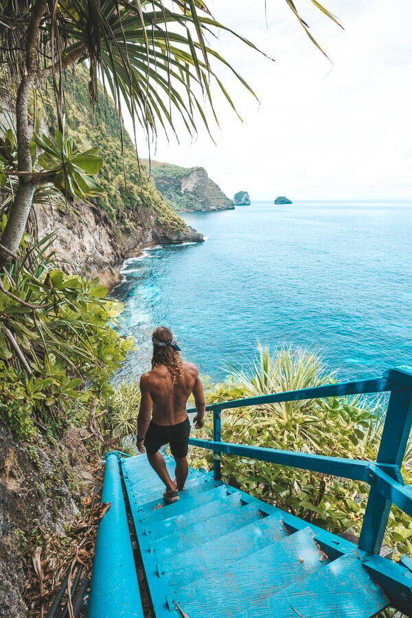 Peguyangan Waterfall (Tangga Biru) Nusa Penida: Tangga Tebing Curam ke Mata Air & Pura (Wajib Sarung, Parkir ~Rp5–10rb)