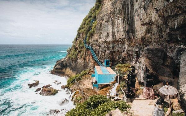 Peguyangan Waterfall (Tangga Biru) Nusa Penida: Tangga Tebing Curam ke Mata Air & Pura (Wajib Sarung, Parkir ~Rp5–10rb)