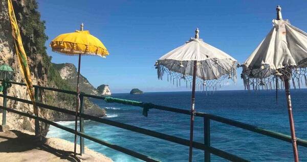 Peguyangan Waterfall (Tangga Biru) Nusa Penida: Tangga Tebing Curam ke Mata Air & Pura (Wajib Sarung, Parkir ~Rp5–10rb)