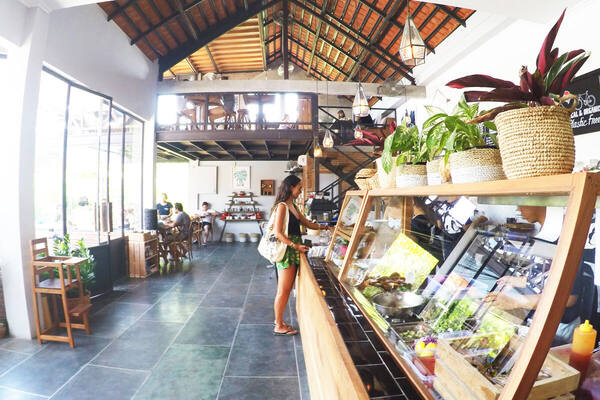 Peloton Supershop Canggu: Kafe Vegan, Bengkel Sepeda, dan Kebun dalam Satu Atap