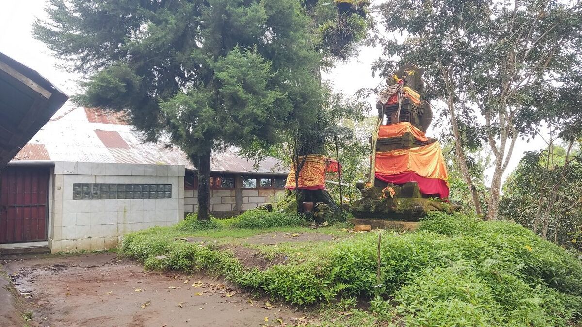 Hiking Gunung Tapak, Bedugul: A Temple and a Wali Pitu Tomb at 1,909 m