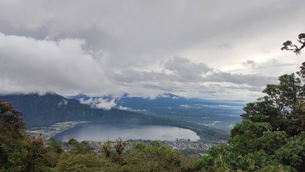 Pendakian Gunung Tapak Bedugul: Pura dan Makam Wali Pitu di 1.909 Mdpl