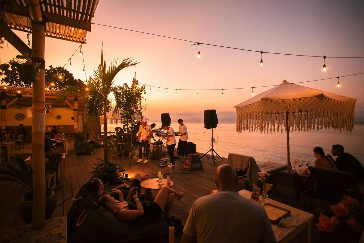 Penida Colada Beach Bar: Sunset and Live Music on the North Coast of Nusa Penida