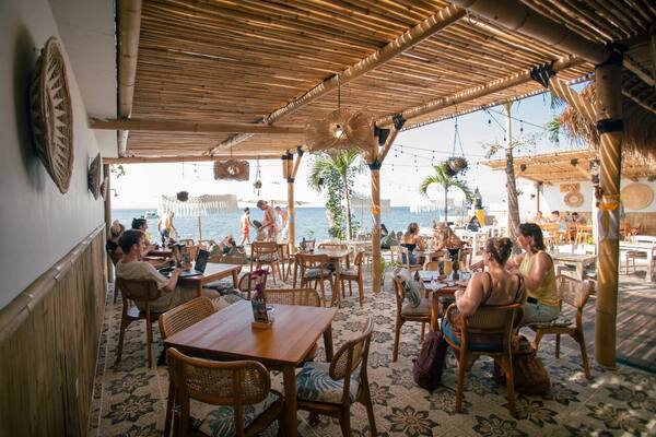 Penida Colada Beach Bar: Sunset dan Live Music di Pesisir Utara Nusa Penida