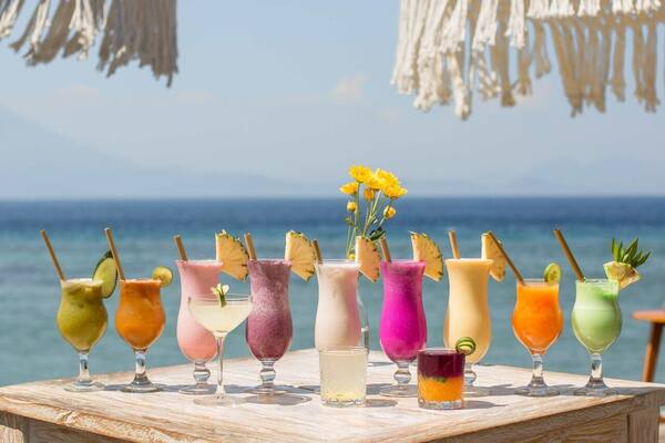 Penida Colada Beach Bar: Sunset dan Live Music di Pesisir Utara Nusa Penida