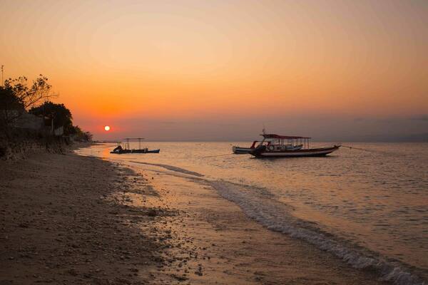 Penida Colada Beach Bar: Sunset dan Live Music di Pesisir Utara Nusa Penida