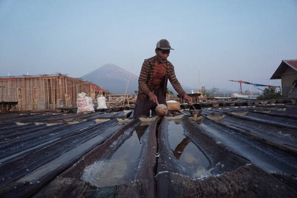 Petani Garam Tradisional Amed: Menyaksikan “Uyah Amed” Lahir dari Pasir Vulkanik