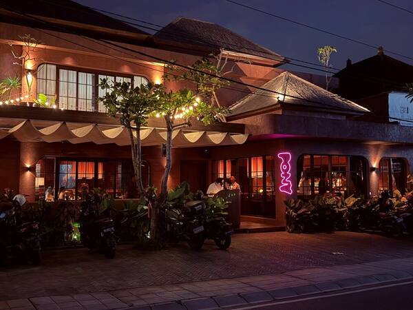 Pony Berawa：鸡尾酒价格、热闹时段与订位方式