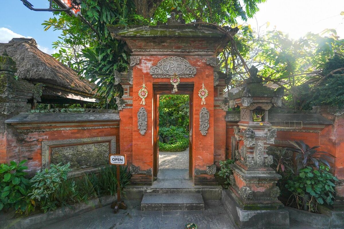 Poppies Restaurant Kuta: The Legendary Tropical Garden Open Since 1973
