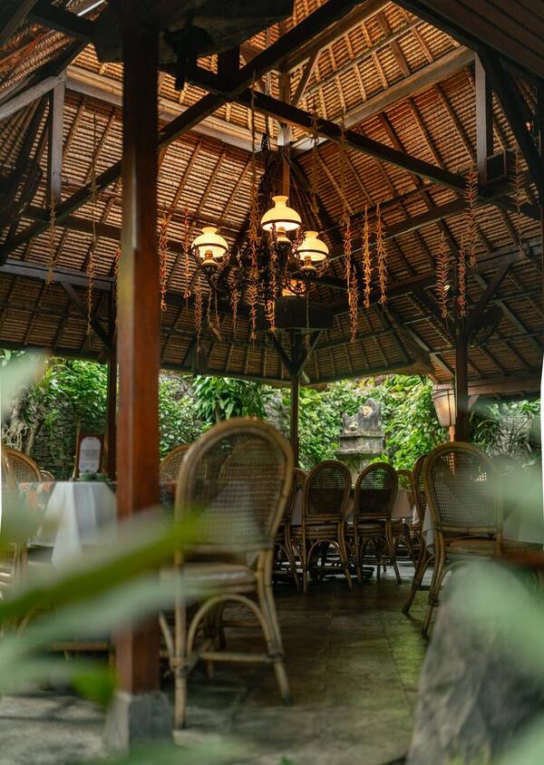 Poppies Restaurant Kuta: Taman Tropis Legendaris yang Buka Sejak 1973