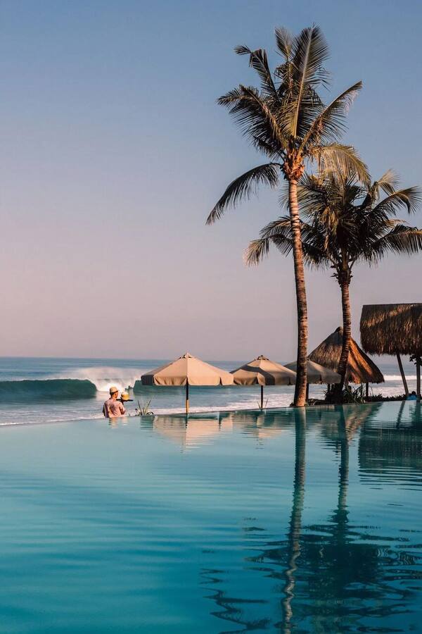 Potato Head Beach Club Seminyak: Sunset, Infinity Pool & DJ di Tepi Pantai