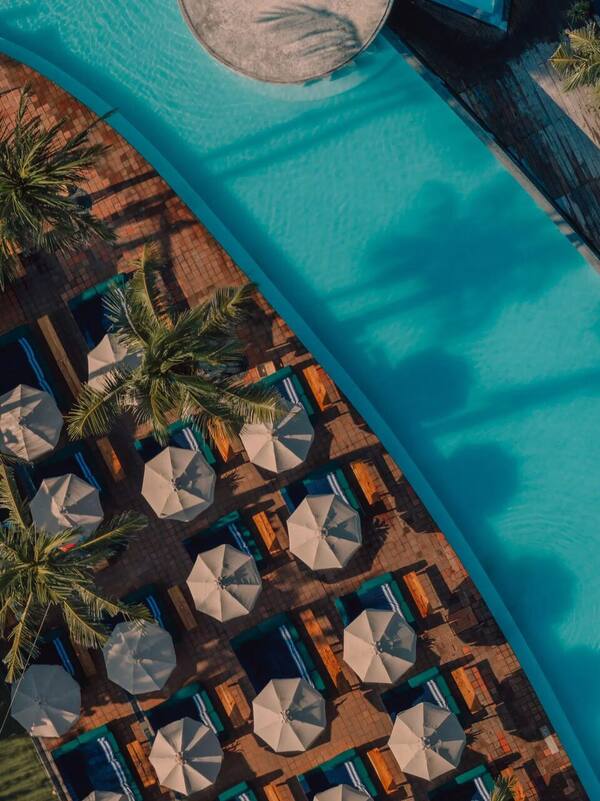 Potato Head Beach Club Seminyak: Sunset, Infinity Pool & DJ di Tepi Pantai