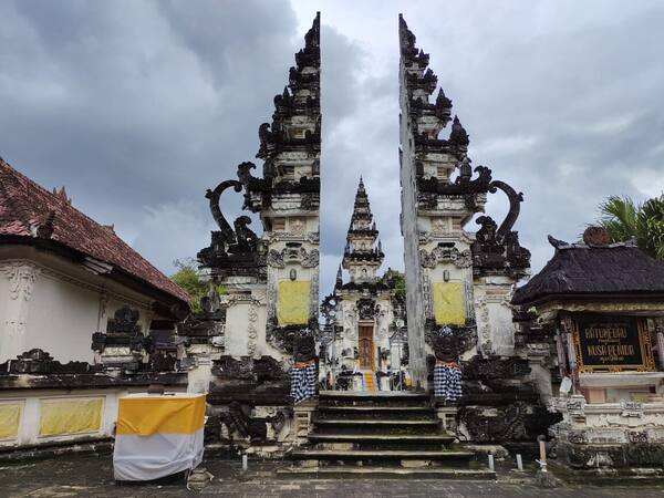 Pura Batu Medau, Nusa Penida: Pura Kuno di Tepi Laut Timur Suana