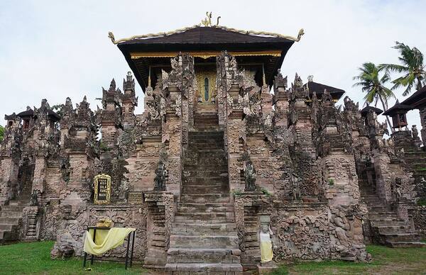 Pura Beji Sangsit: Permata Ukiran Barok Bali Utara di Buleleng