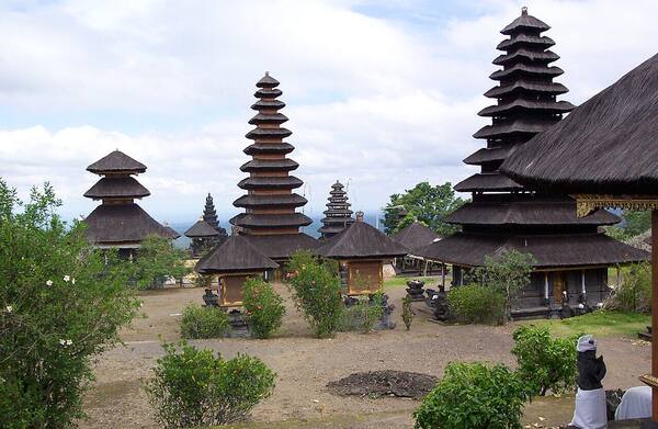 Pura Besakih: Ziarah ke Ibu dari Semua Pura di Lereng Gunung Agung