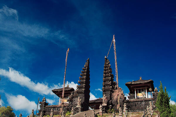 Pura Besakih: Ziarah ke Ibu dari Semua Pura di Lereng Gunung Agung