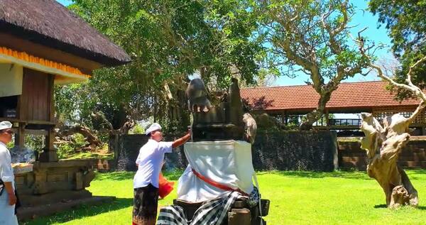 Pura Bukit Gumang Bugbug: Sebelum Mendaki Ratusan Anak Tangga