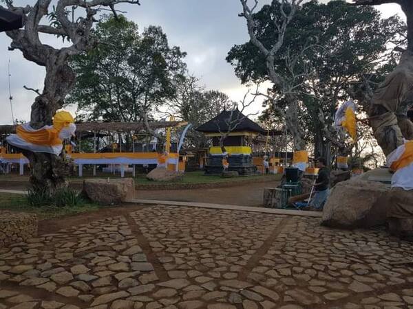 Pura Bukit Gumang Bugbug: Sebelum Mendaki Ratusan Anak Tangga