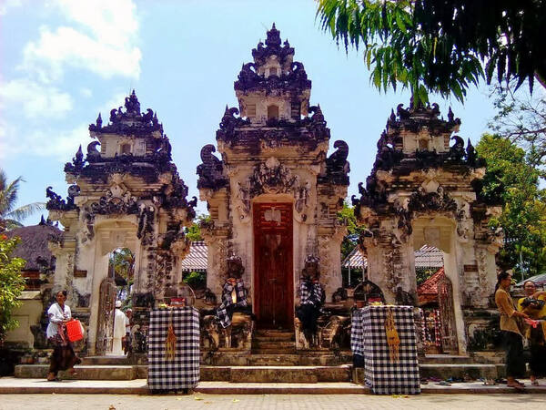 努沙佩尼达 Pura Dalem Ped：Ratu Gede Mecaling 的神圣寺庙