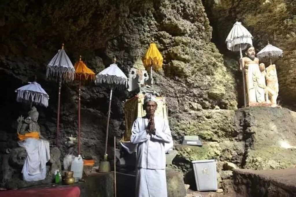 معبد غوا بيتينغ ألام تونجونغ ميكار: طقس ملوكات هادئ داخل كهف جيري في جيمبران
