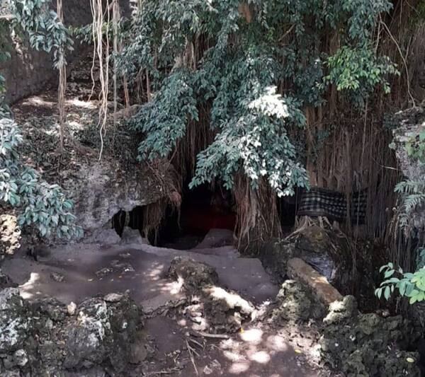 Pura Goa Peteng Alam Tunjung Mekar: Melukat Sunyi di Mulut Gua Kapur Jimbaran