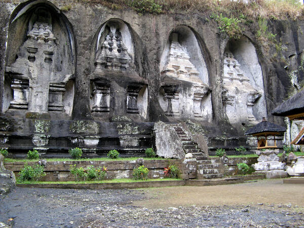 Pura Gunung Kawi, Tampaksiring: Candi Batu Berusia Seribu Tahun di Lembah Sungai