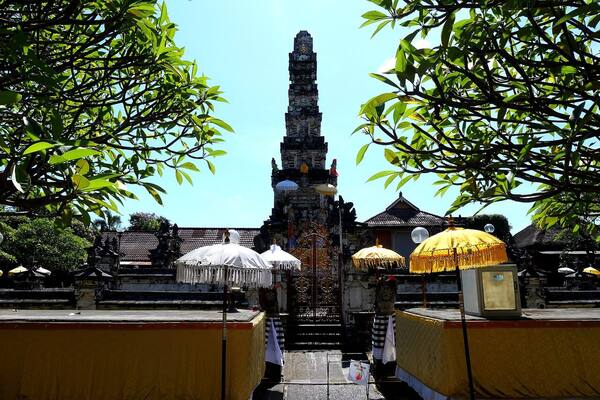 Pura Jagatnatha Denpasar: The White Padmasana in the City’s Heart