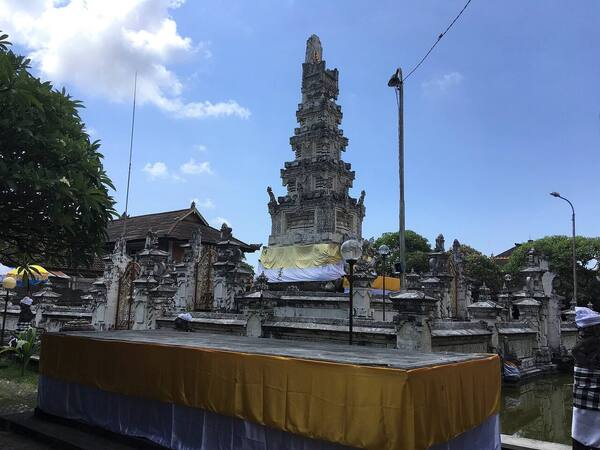 Pura Jagatnatha Denpasar: Padmasana Putih di Jantung Kota