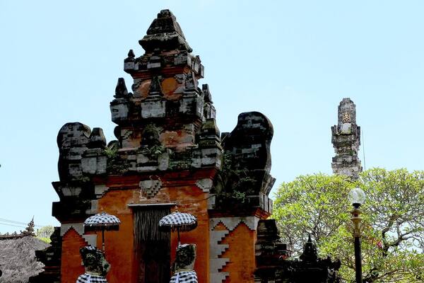 Pura Jagatnatha Denpasar: Padmasana Putih di Jantung Kota