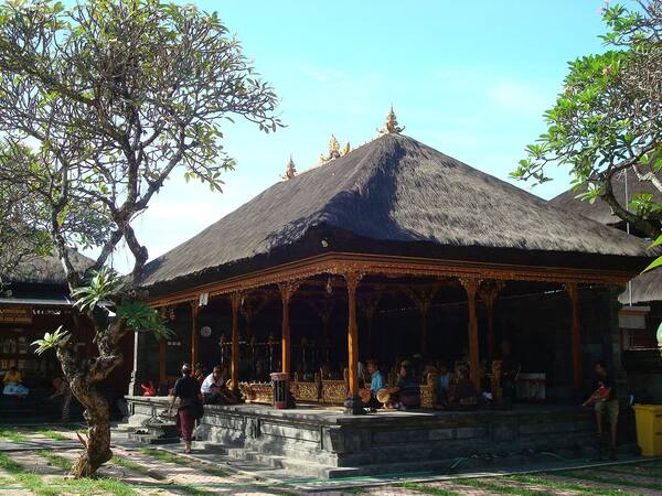 Pura Jagatnatha Denpasar: Padmasana Putih di Jantung Kota