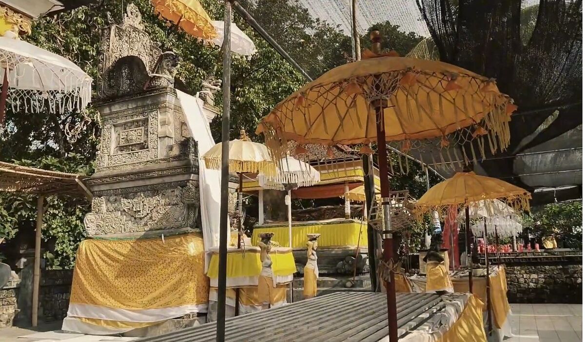 Pura Labuhan Aji, Temukus: Temple, Kwan Im and a Wali Pitu Tomb