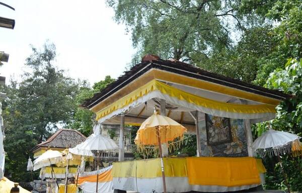 Pura Labuhan Aji Temukus: Pura, Kwan Im, dan Makam Wali Pitu