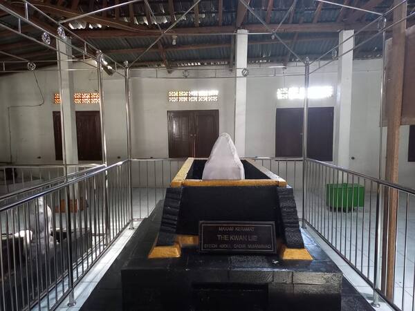Pura Labuhan Aji Temukus: Pura, Kwan Im, dan Makam Wali Pitu