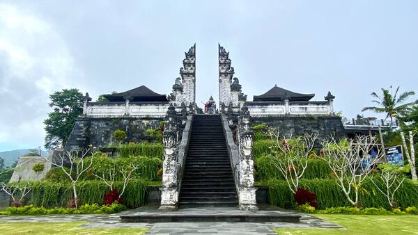 Pura Lempuyang ‘Gates of Heaven’: Gerbang Langit Berlatar Gunung Agung
