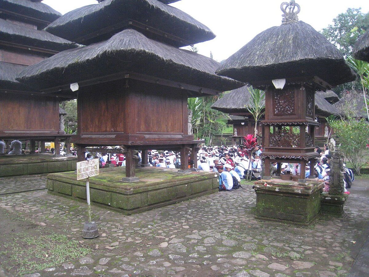 Pura Luhur Batukaru: Pura Sakral di Lereng Berkabut Gunung Batukaru